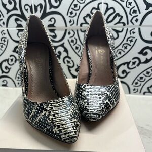 Chinese Laundry pumps